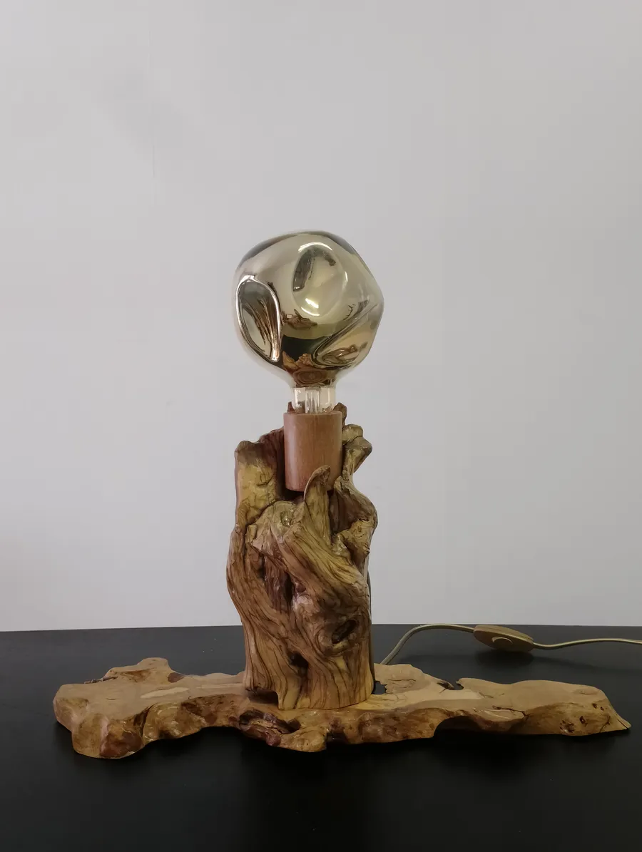 Lampada da tavolo con base in legno naturale e lampadina a globo