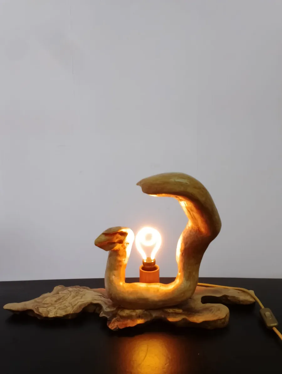 Lampada scultorea in legno a forma di ramo, con due punti luce