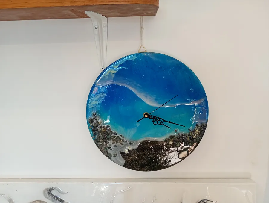 Orologio da parete tondo in resina blu con effetto onda