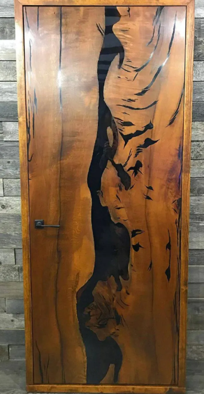 Porta in legno con un fiume di resina scura al centro