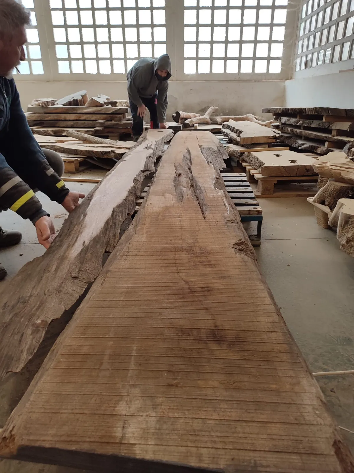 Una tavola di legno grezza